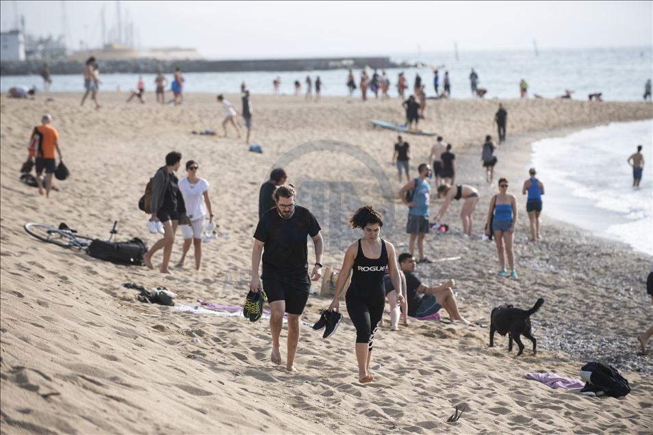 Playas de Barcelona vuelven a recibir gente después en medio del coronavirus