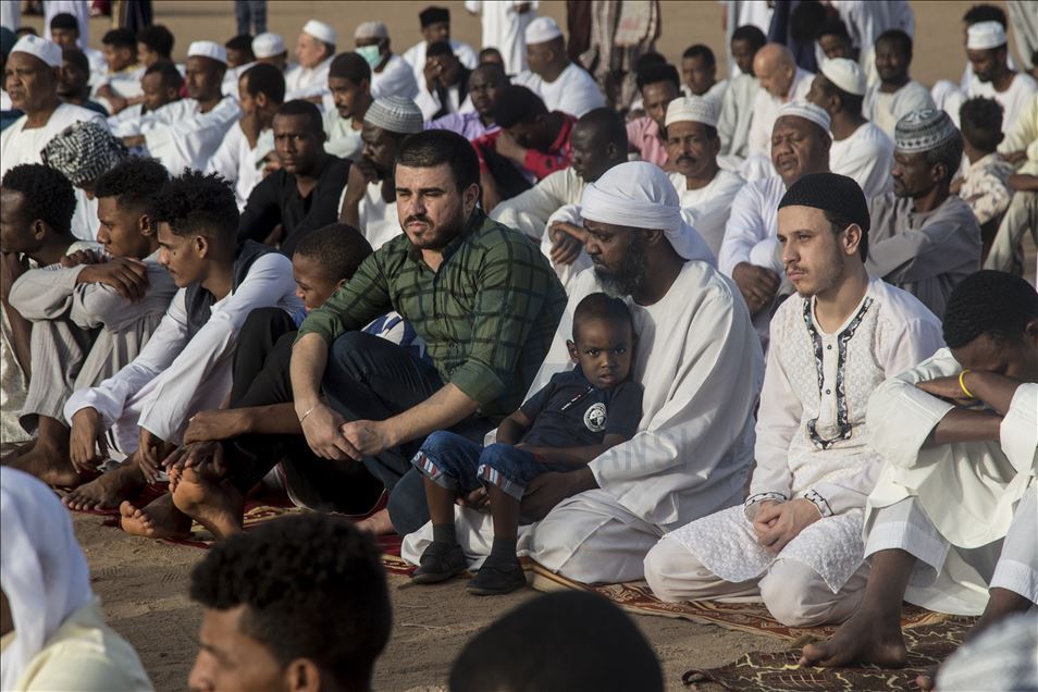 الخرطوم.. المئات يخرقون حظر "كورونا" ليؤدوا صلاة العيد