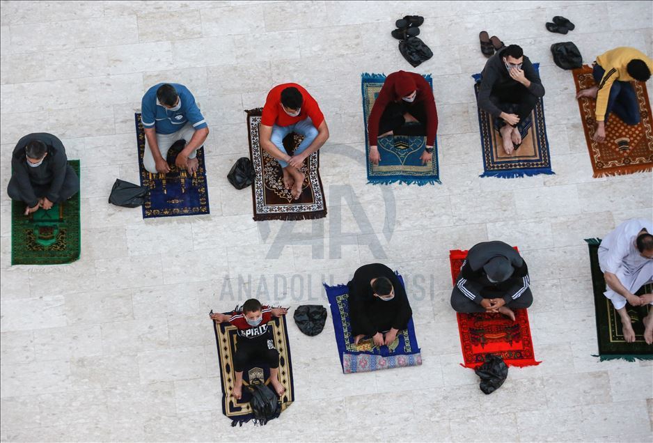 ضمن إجراءات وقائية.. صلاة "العيد" في مساجد غزة استثنائيا

