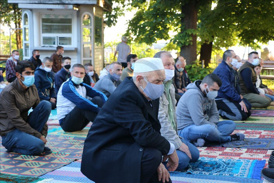 Besimtarët muslimanë në rajon falën namazin e Fitër Bajramit - Shkup
