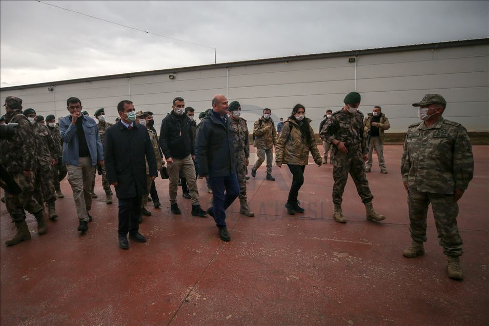İçişleri Bakanı Soylu, Yüksekova'da asker ve polislerle bayramlaştı