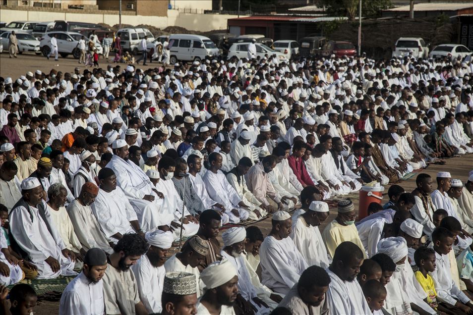 الخرطوم.. المئات يخرقون حظر "كورونا" ليؤدوا صلاة العيد