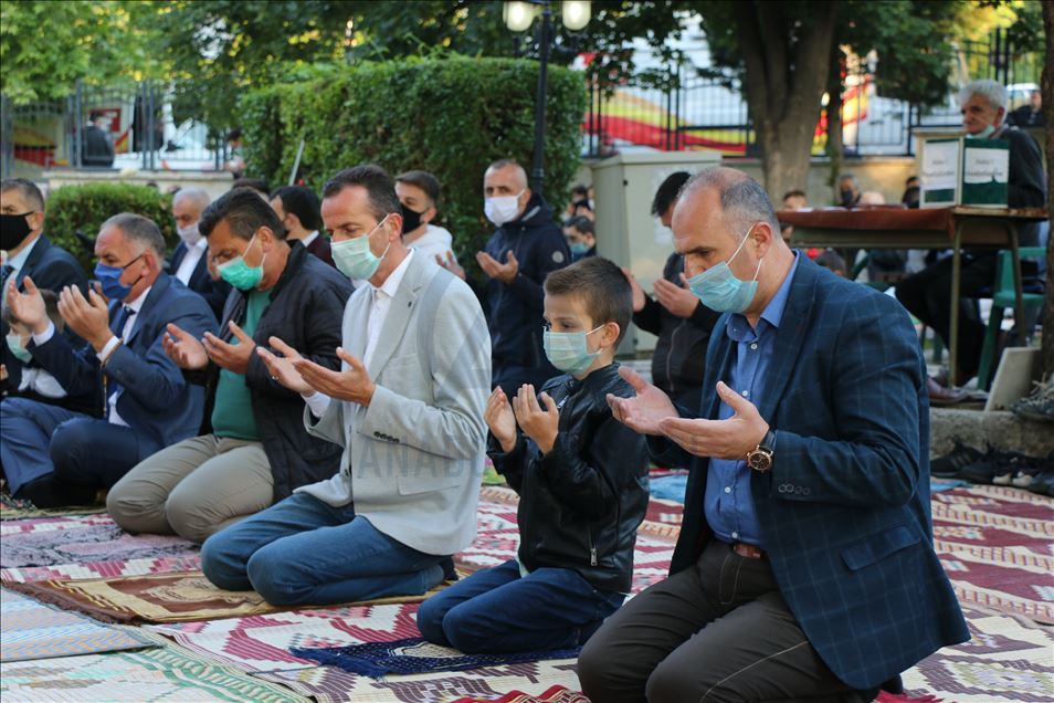 Besimtarët muslimanë në rajon falën namazin e Fitër Bajramit - Shkup