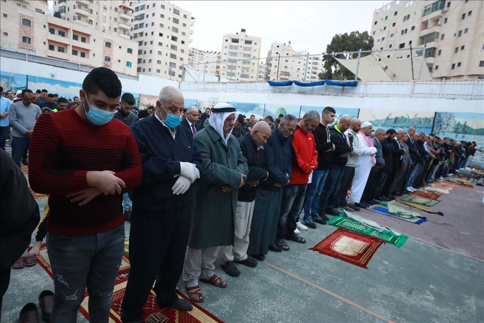 متجاهلين الحظر.. فلسطينو الضفة يؤدون صلاة العيد حشودًا
