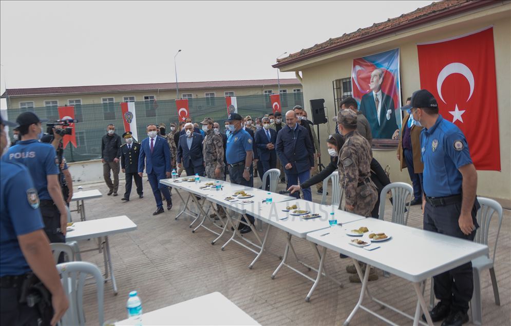 İçişleri Bakanı Soylu, Suriye'de görevli özel harekat polisleriyle bayramlaştı