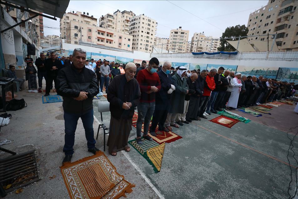 متجاهلين الحظر.. فلسطينو الضفة يؤدون صلاة العيد حشودًا
