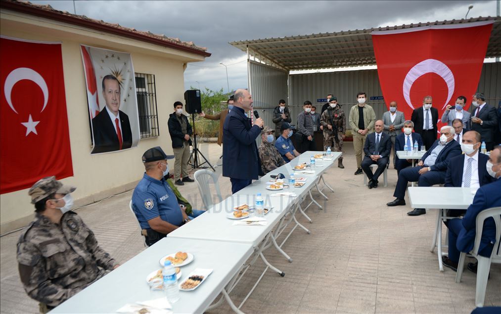 İçişleri Bakanı Soylu, Suriye'de görevli özel harekat polisleriyle bayramlaştı