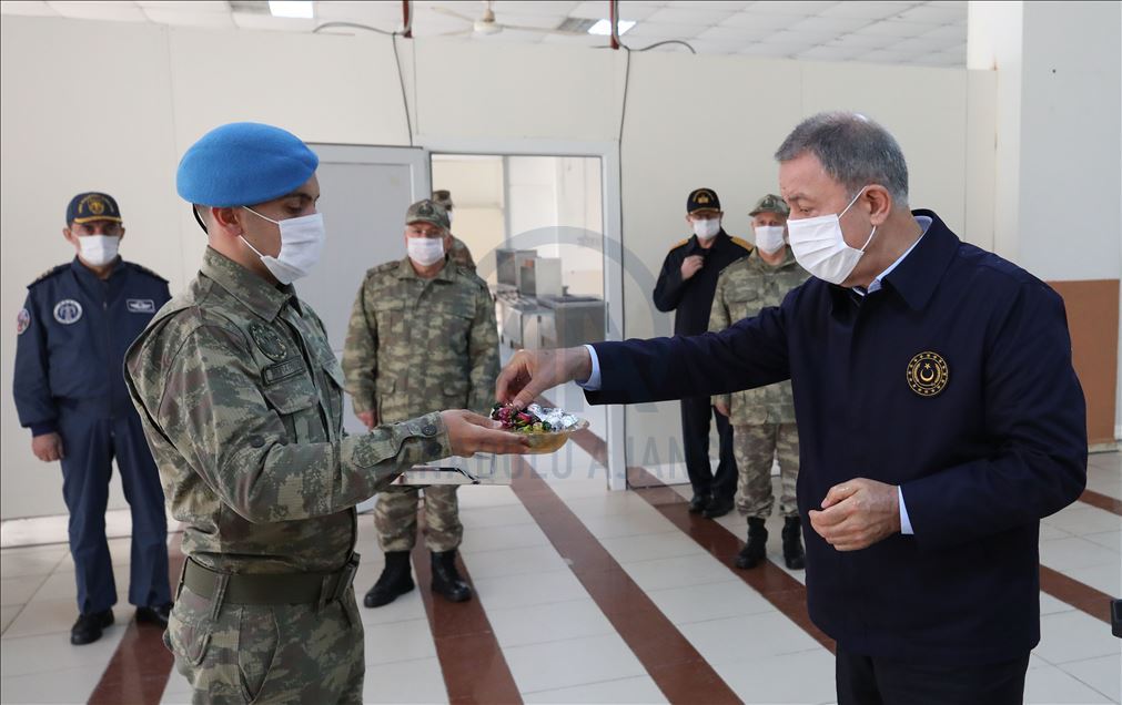 Milli Savunma Bakanı Akar ve TSK'nin komuta kademesinden sınır hattında bayram