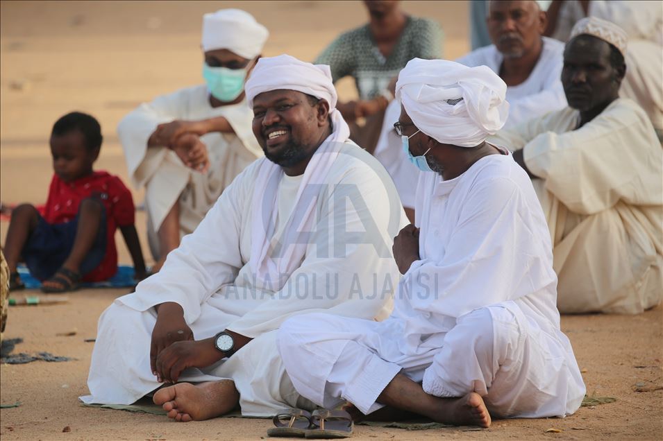 الخرطوم.. المئات يخرقون حظر "كورونا" ليؤدوا صلاة العيد