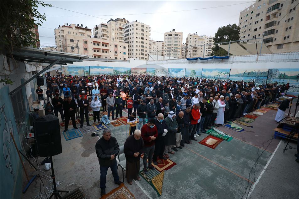 متجاهلين الحظر.. فلسطينو الضفة يؤدون صلاة العيد حشودًا
