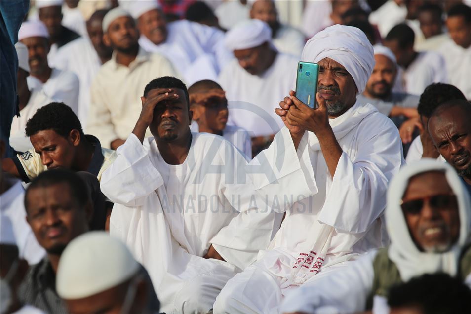 الخرطوم.. المئات يخرقون حظر "كورونا" ليؤدوا صلاة العيد