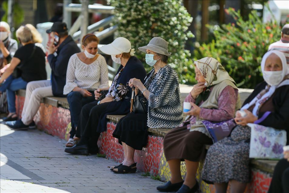 65 yaş üstü vatandaşlar sokağa çıkarak bayramın keyfini çıkardı