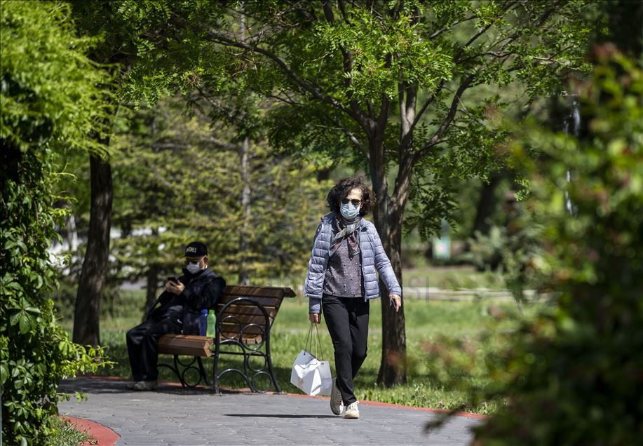 Ankara'da 65 yaş ve üstü vatandaşlar bayramın ilk gününde sokağa çıktı