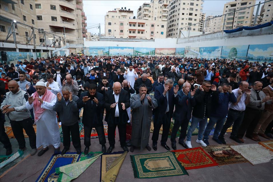 متجاهلين الحظر.. فلسطينو الضفة يؤدون صلاة العيد حشودًا

