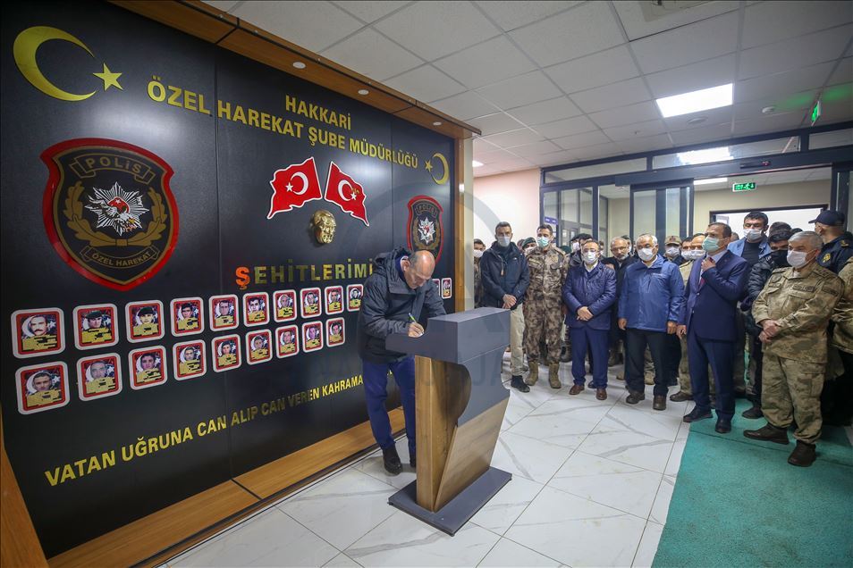 İçişleri Bakanı Soylu, Yüksekova'da asker ve polislerle bayramlaştı