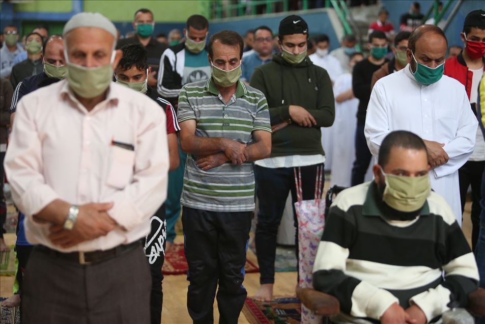 Gazzeliler Kovid-19 tedbirlerine uyarak bayram namazını kıldı
