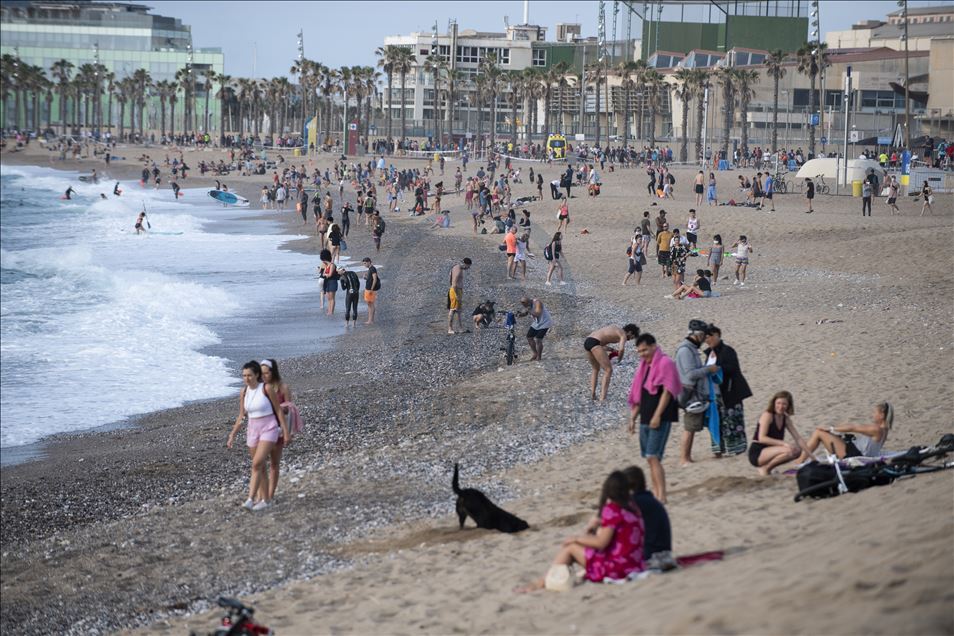 Playas de Barcelona vuelven a recibir gente después en medio del coronavirus