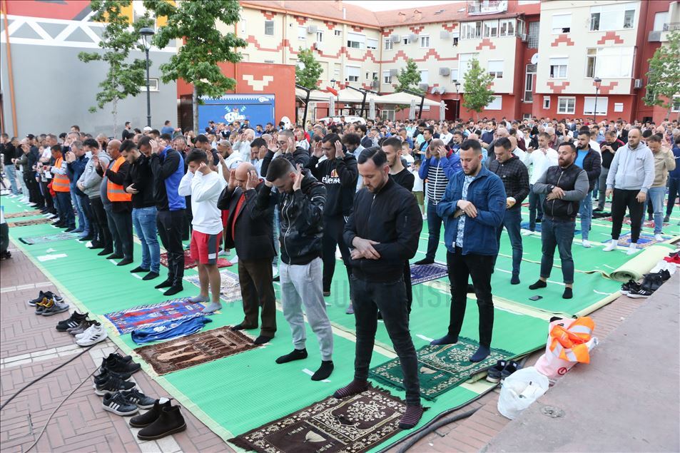 Besimtarët muslimanë falin namazin e Fitër Bajramit në Tiranë