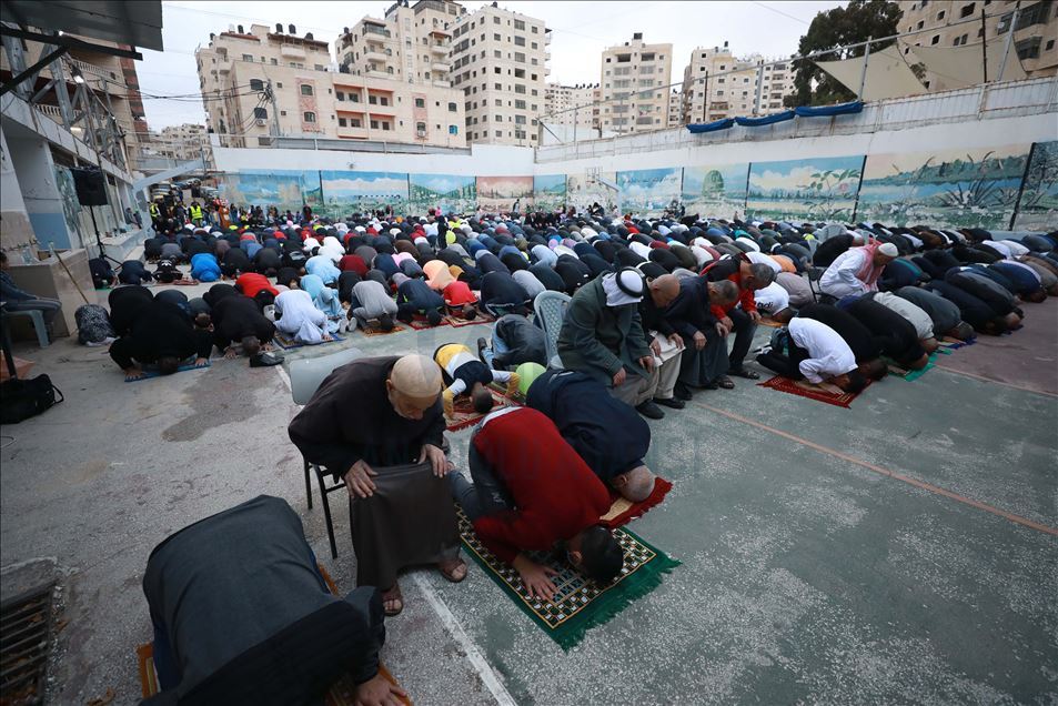 متجاهلين الحظر.. فلسطينو الضفة يؤدون صلاة العيد حشودًا
