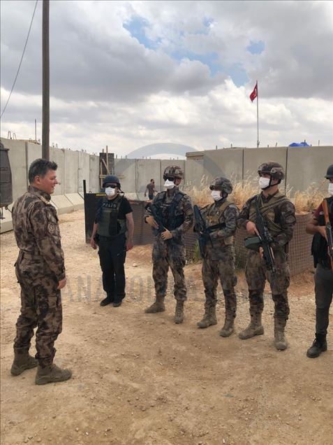 Tel Abyad'da güvenlik güçleri bayramlaştı