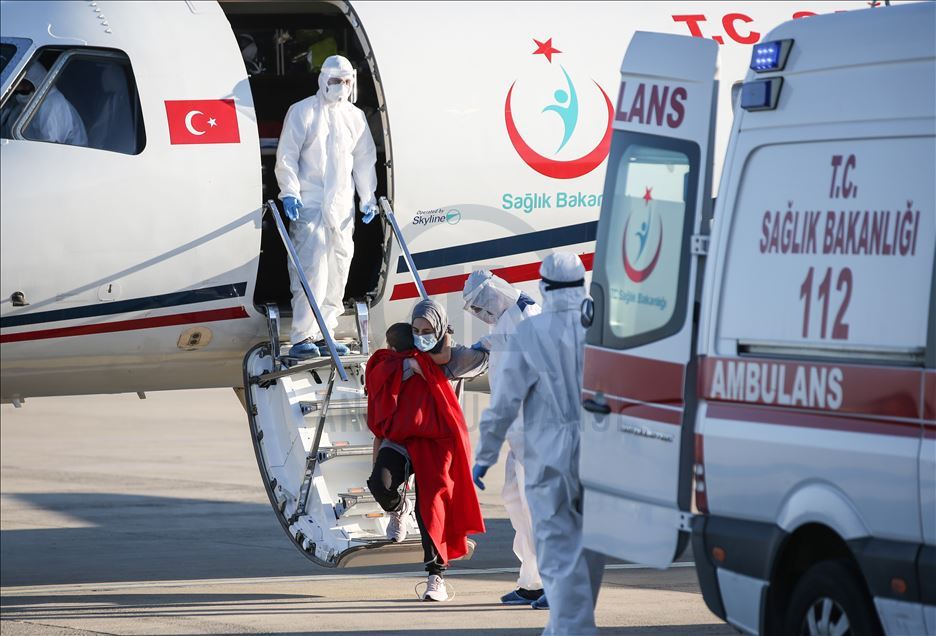 Koronavirüse yakalanan Türk vatandaşı kadın ve ailesi Bangladeş'ten yurda getirildi