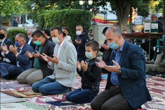 Besimtarët muslimanë në rajon falën namazin e Fitër Bajramit