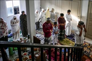 Salat Idulfitri di tengah pandemi virus korona di Jakarta