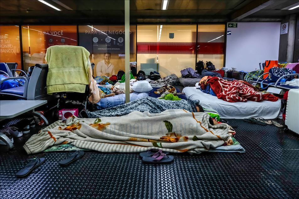 Así se encuentran los colombianos atrapados en Brasil, llevan dos semanas durmiendo en el aeropuerto de Sao Paulo