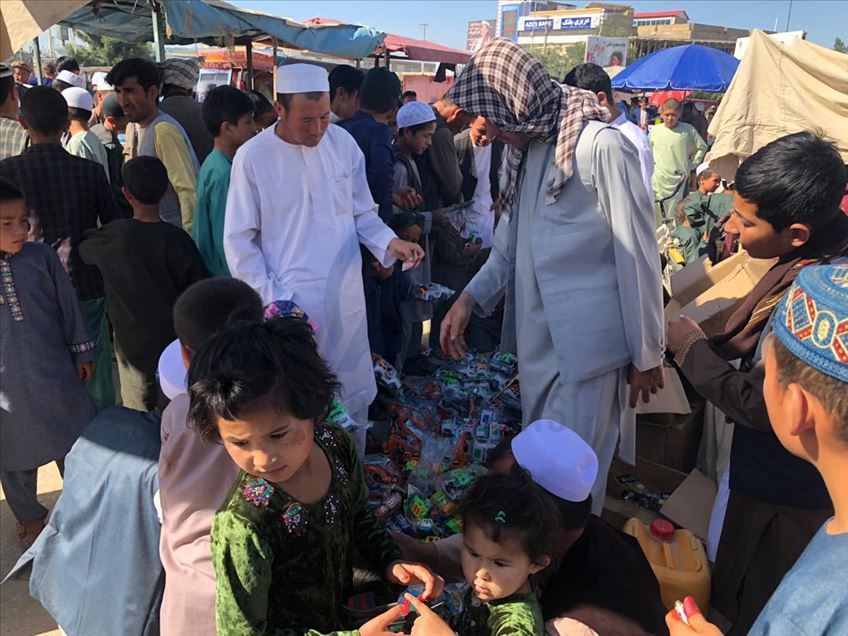 Afgan halkı ateşkesin gölgesinde bayram coşkusu yaşıyor

