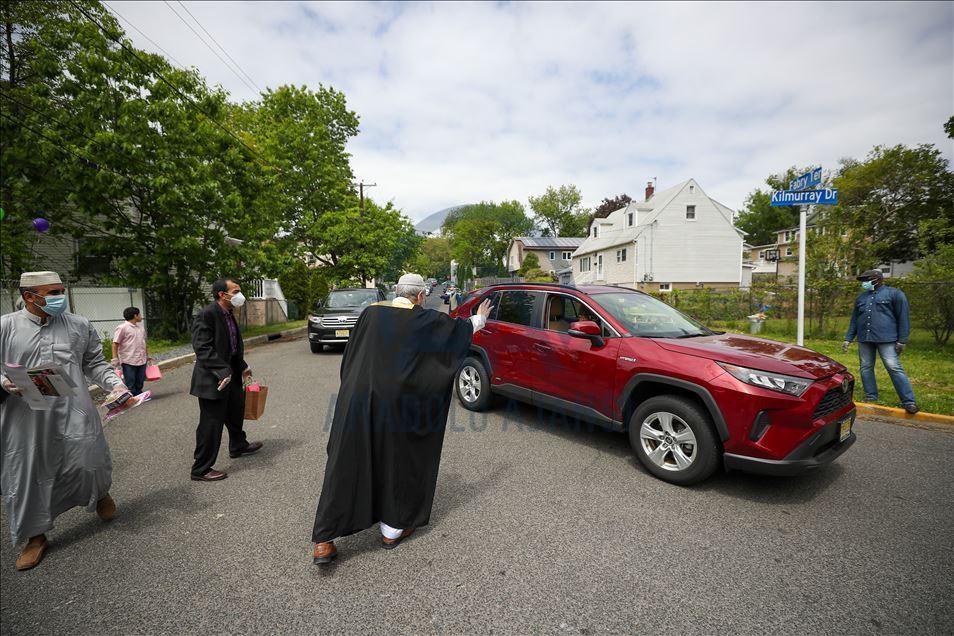 Мусульмане в США поздравили друг друга «не выходя из машины» 8
