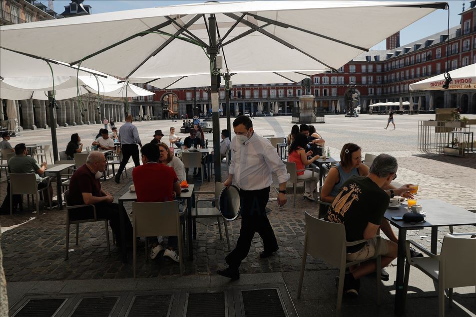 Sidewalk cafes, restaurants reopened in Spain 
