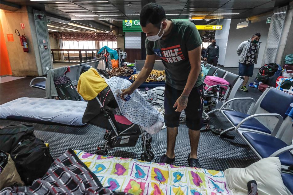 Así se encuentran los colombianos atrapados en Brasil, llevan dos semanas durmiendo en el aeropuerto de Sao Paulo