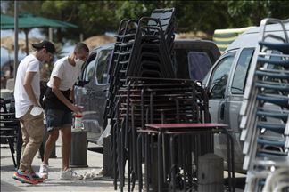 Cafés y restaurantes reabren en Barcelona