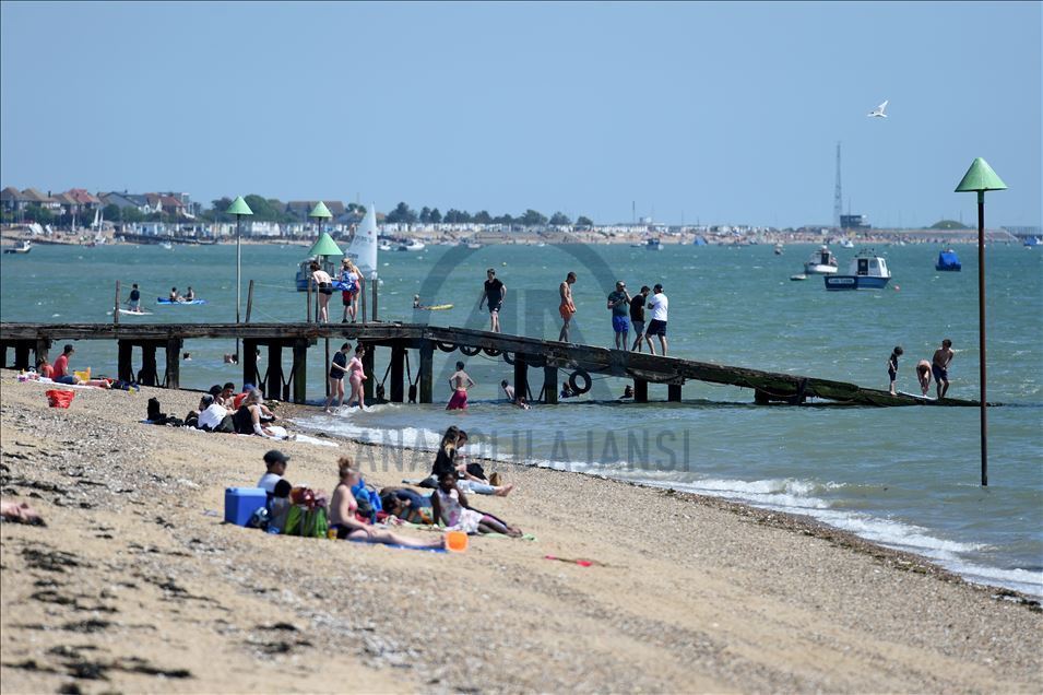 Великобритания ослабляет меры по сдерживанию COVID-19: жители Саутенд-он-Си вновь стекаются к пляжам  11