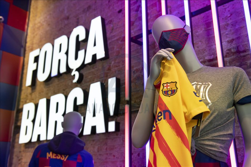 Barcelona begins to sell face masks with club's logo