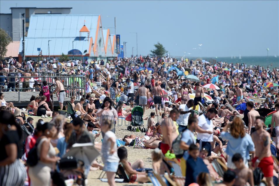 Великобритания ослабляет меры по сдерживанию COVID-19: жители Саутенд-он-Си вновь стекаются к пляжам  7