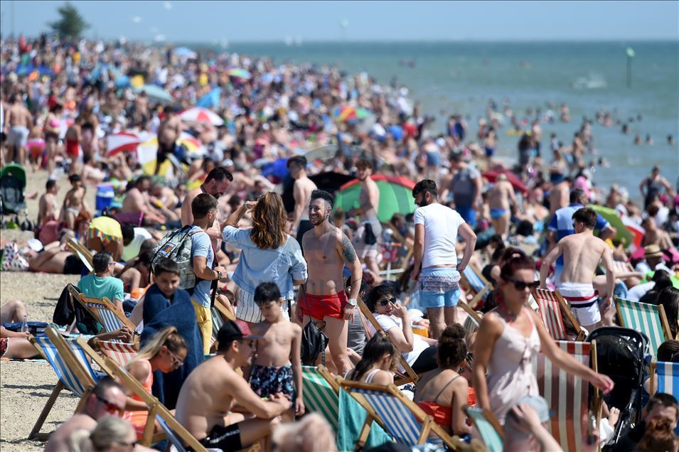 Великобритания ослабляет меры по сдерживанию COVID-19: жители Саутенд-он-Си вновь стекаются к пляжам  5