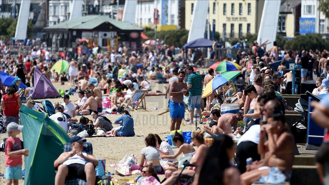 Великобритания ослабляет меры по сдерживанию COVID-19: жители Саутенд-он-Си вновь стекаются к пляжам  8