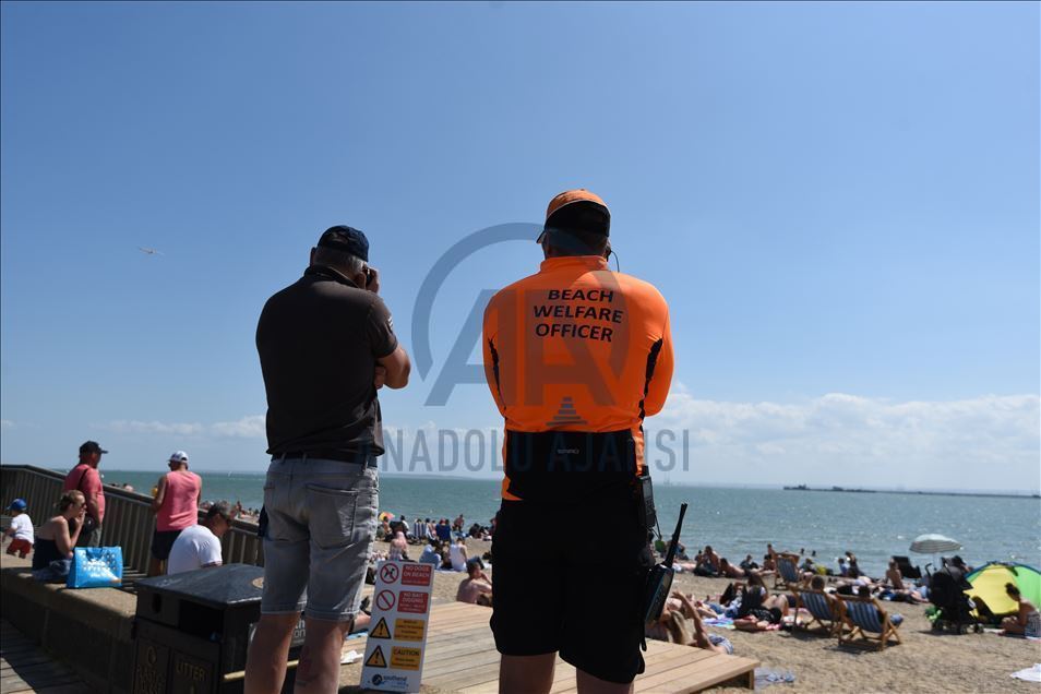 Великобритания ослабляет меры по сдерживанию COVID-19: жители Саутенд-он-Си вновь стекаются к пляжам 