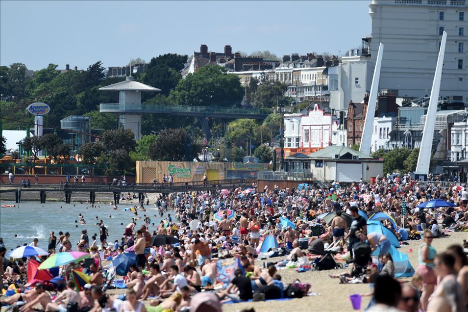 Великобритания ослабляет меры по сдерживанию COVID-19: жители Саутенд-он-Си вновь стекаются к пляжам  10