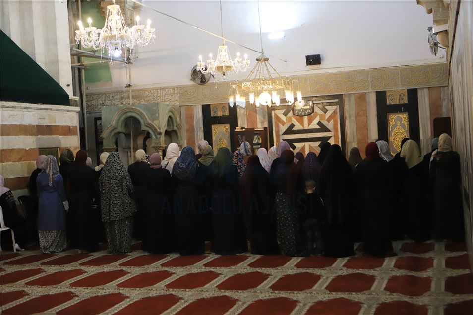 Batı Şeria'da camiler ibadete açıldı