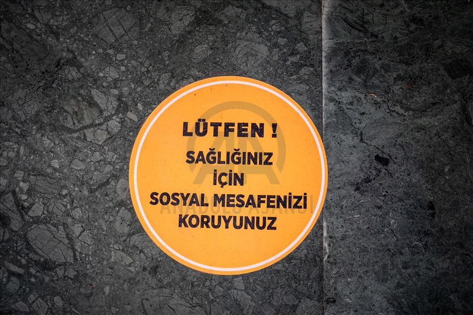 Ankara'da sosyal mesafenin korunması için zemin çıkartmaları yapıştırıldı
