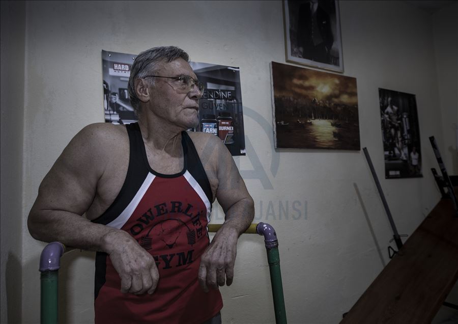 Trening i u doba pandemije: 80-godišnji Turčin stan pretvorio u teretanu
