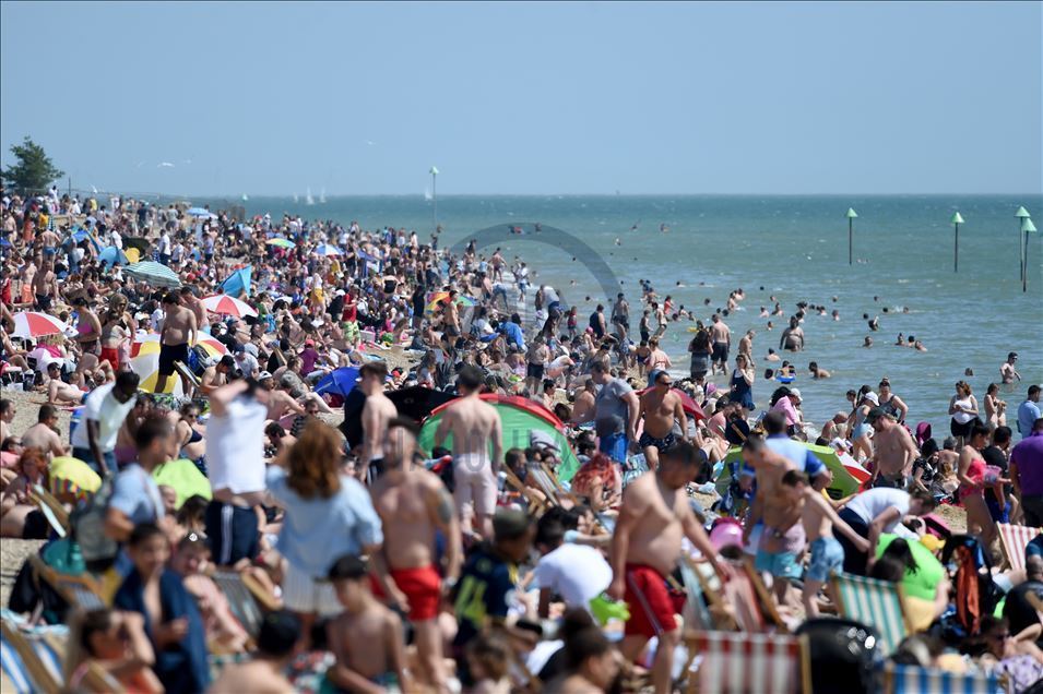 Великобритания ослабляет меры по сдерживанию COVID-19: жители Саутенд-он-Си вновь стекаются к пляжам  6