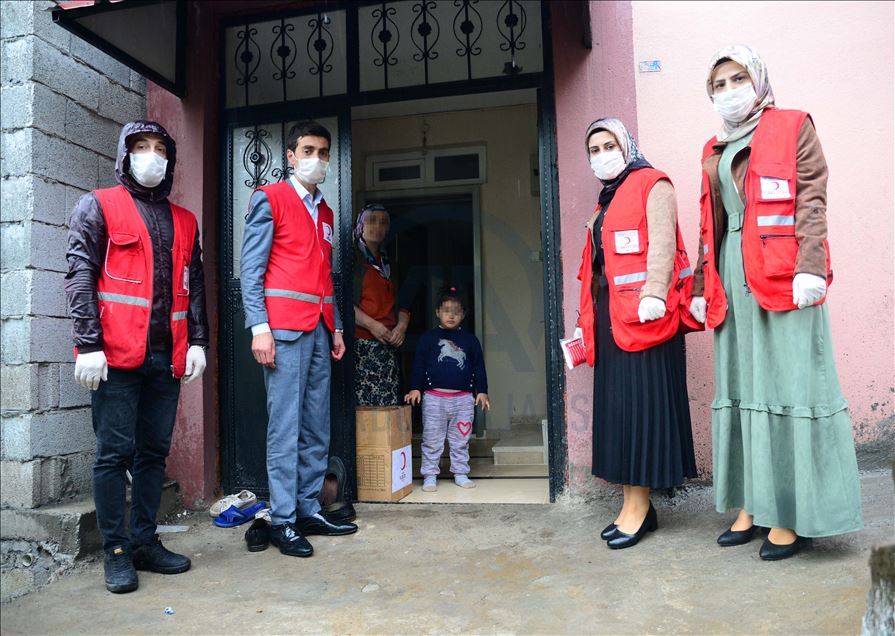 Türk Kızılay gönüllüleri bayramda da ihtiyaç sahiplerini unutmadı