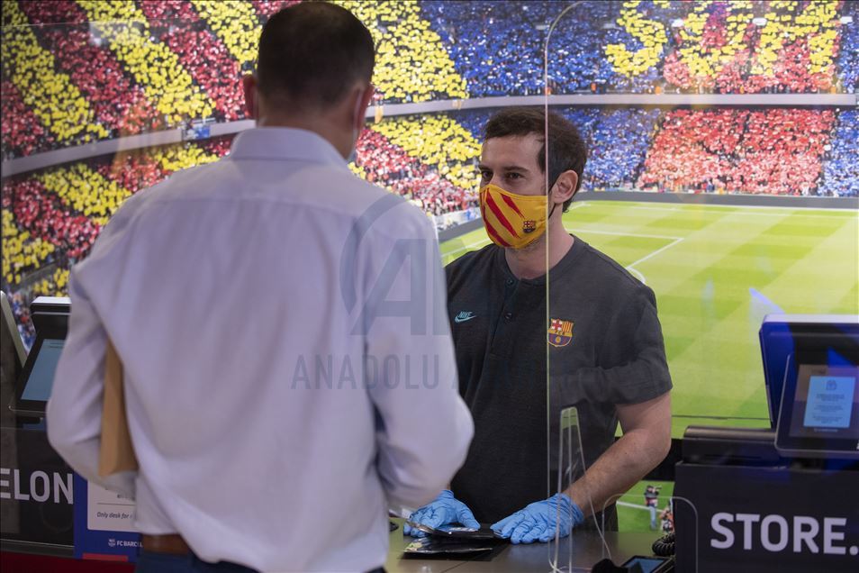 Barcelona begins to sell face masks with club's logo