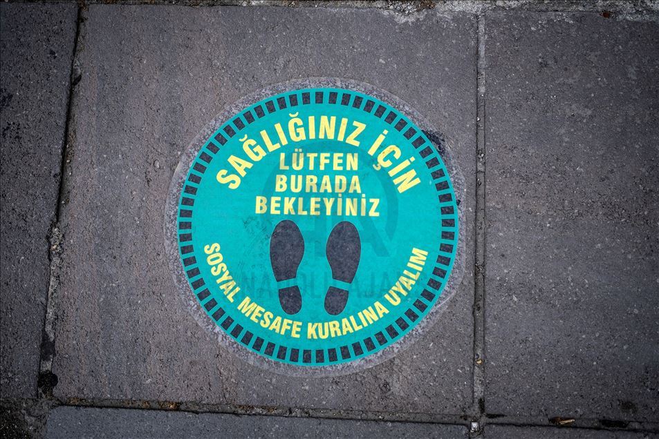 Ankara'da sosyal mesafenin korunması için zemin çıkartmaları yapıştırıldı
