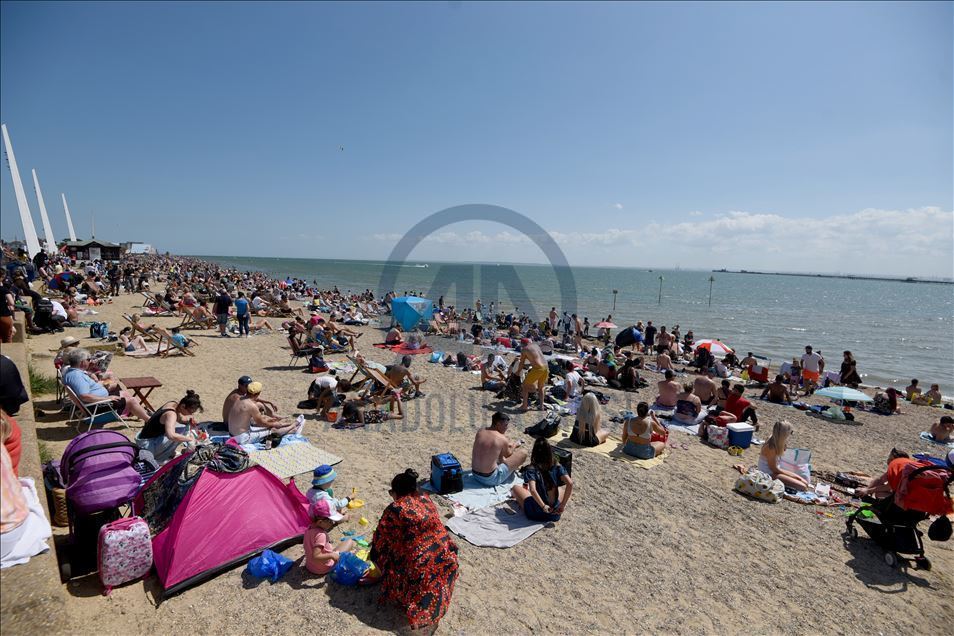 Великобритания ослабляет меры по сдерживанию COVID-19: жители Саутенд-он-Си вновь стекаются к пляжам  2