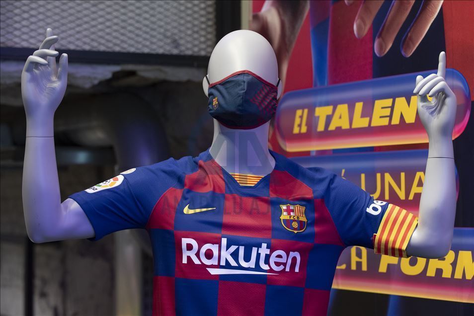 "Барселона" запустила в продажу медмаски с клубной символикой 19