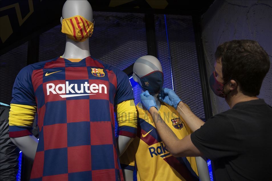 "Барселона" запустила в продажу медмаски с клубной символикой 7